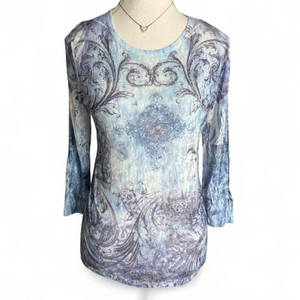 Reba Scenic Scroll Print 3/4 Sleeve Top in Light Blue and Gray